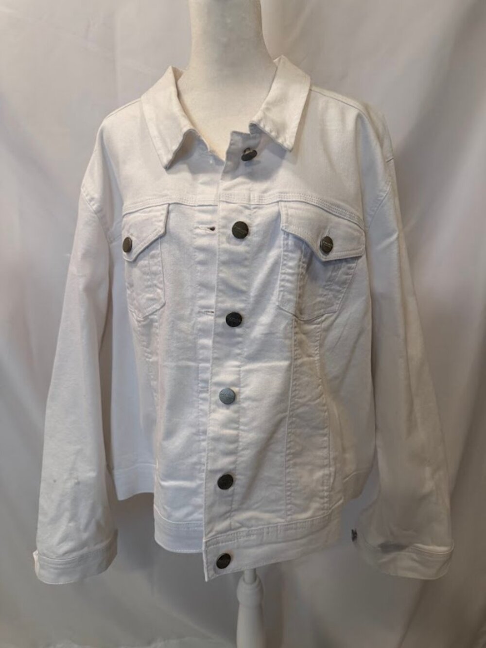 NWT JONES NEW YORK White Jacket with a Button-Front Closure and Pockets - 2x